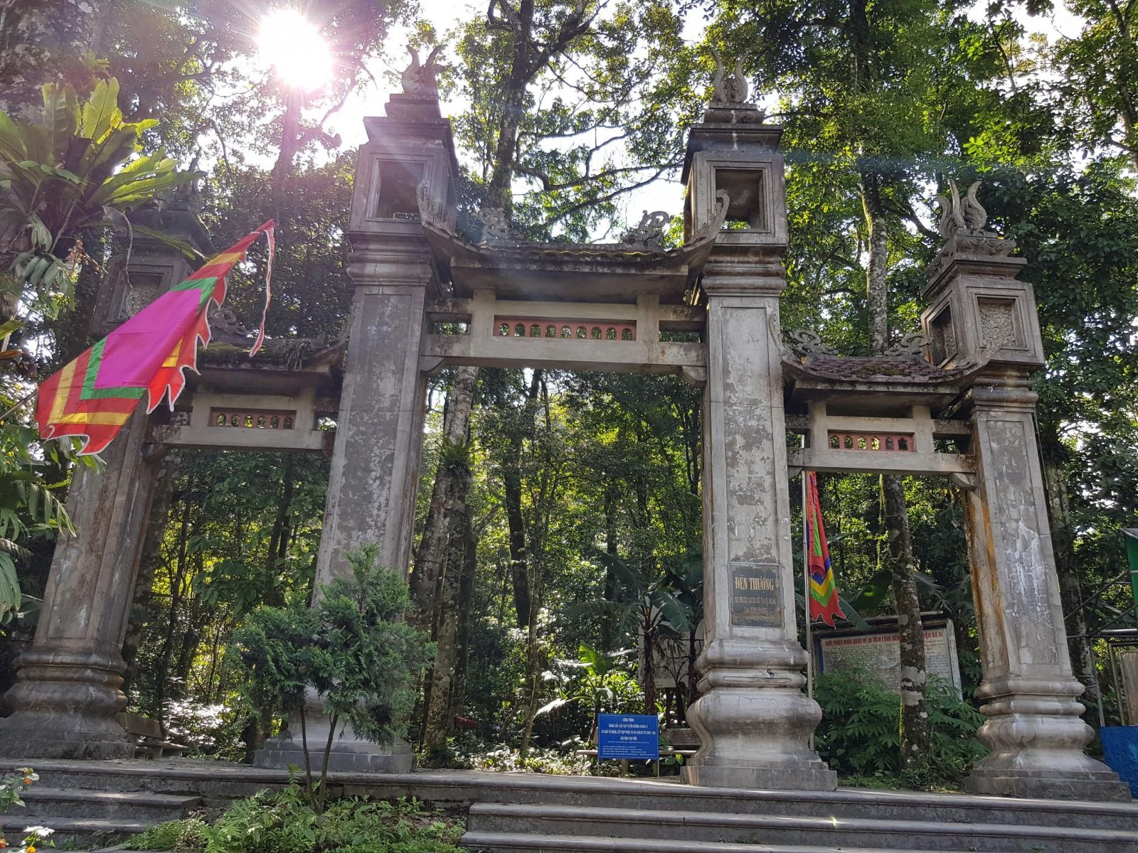 Ba Vi entrance to Thuong temple